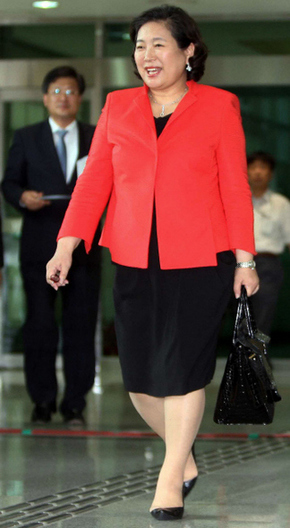 현정은 현대그룹 회장이 17일 오후 7박8일의 평양 체류 일정을 마치고 경기 파주 도라산 남북출입사무소를 통해 귀환하며 밝게 웃고 있다.  파주/김태형 기자 xogud555@hani.co.kr