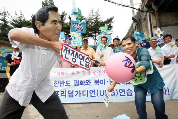  민주노총, 한국진보연대, 평화와 통일을 여는 사람들 등 반전평화·통일단체 회원들이 17일 오전 경기 성남시 상적동 한미연합사 전쟁지휘소 앞에서 ‘을지프리덤가디언(UFG) 연습’이 남북 관계 회복 및 한반도 평화에 걸림돌이 될 것임을 주장하는 행위극을 펼치고 있다. 이번 연습은 외부 침략에 대한 방어 훈련으로, 군단, 함대, 비행단급 이상 지휘부 등 한국군 5만6천여명과 재외미군 및 주한미군 1만여명 등이 참가해 이날부터 27일까지 벌어진다.  성남/김태형 기자 xogud555@hani.co.kr