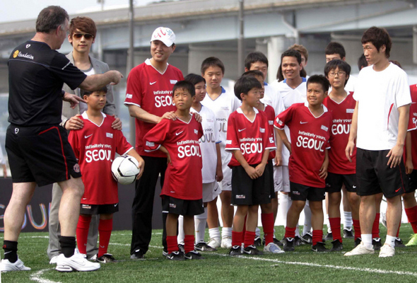 미래 축구 꿈나무들과 즐거운 시간을 보내는 박지성  ⓒ 한겨레