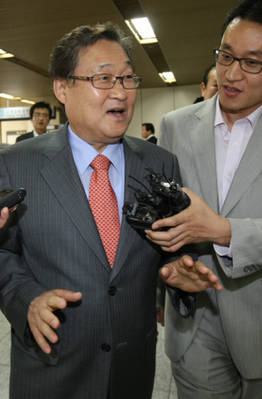 배임 혐의로 기소돼 재판을 받아온 정연주 전 <한국방송> 사장이 18일 오후 서울 서초구 서초동 서울중앙지법에서 열린 선고공판에서 무죄 선고를 받은 뒤, 법정을 나서며 취재진에게 소감을 밝히고 있다. 김진수 기자 jsk@hani.co.kr