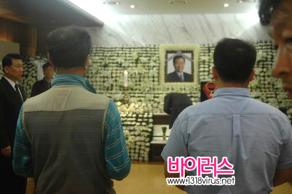 시민들이 김대중 전 대통령의 빈소를 찾아 분향하고 있다  ⓒ 인터넷뉴스 바이러스