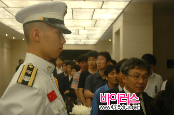 시민들이 김대중 전 대통령의 분향을 위해 줄을 선 채 기다리고 있다  ⓒ 인터넷뉴스 바이러스