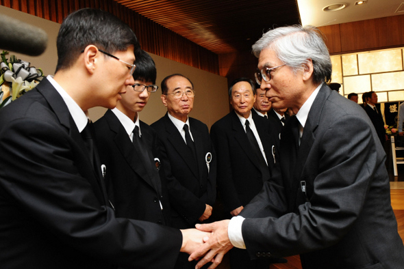 빈소 찾은 주한 일본대사 시게이에 토시노리 주한 일본대사(오른쪽)가 19일 오전 서울 신촌 세브란스병원에 마련된 김대중 전 대통령의 빈소를 찾아 조문한 뒤 유가족에게 위로의 말을 건네고 있다.  사진공동취재단