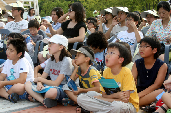  경기 과천시 국립과천과학관 앞마당에서 한국 첫 우주발사체 나로호(KSLV-Ⅰ) 발사 성공 기원 한마당에 참여했던 어린이와 시민들이 발사가 중단되자 실망스런 표정으로 전광판을 바라보고 있다.
 과천/강재훈 선임기자 <A href="mailto:khan@hani.co.kr">khan@hani.co.kr</A>