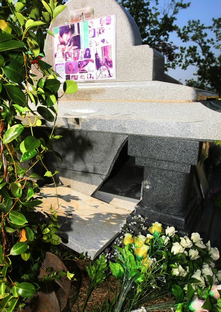 지난 15일 탤런트 고 최진실의 유골함이 도난당한 경기 양평 갑산공원 최진실 묘의 모습. 연합뉴스