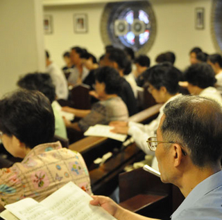 조문 온 신자들로 소성당을 가득 메운 가운데 추모미사가 봉헌되었다.  ⓒ 오재호 기자