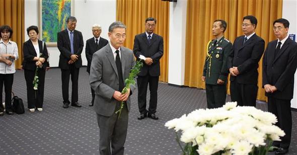  김대중 전 대통령 분향소가 마련된 독일 베를린의 한국대사관에서 19일(현지시각) 조문객들이 고인의 영정 앞에 꽃을 바치고 있다.
 베를린/연합뉴스