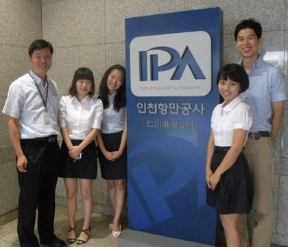  인천항만공사에서 방학 때마다 선발하는 인하대 국제통상학과 인턴학생 5명이 8주간의 활동에 들어갔다. 항만공사는 이들의 장학금으로 800만원의 발전기금도 기탁했다.