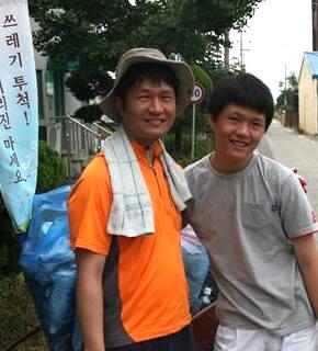 왼쪽부터 김홍업(45·이엠시플랜 대표)씨 , 김윤식(17·대전 중앙고 1)군