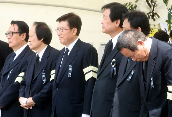 김대중 전 대통령의 동교동계와 김영삼 전 대통령의 상도동계가 함께 주축을 이뤘던 ‘민주화추진협의회’(민추협) 출신 인사들이 21일 낮 서울광장 분향소에서 공동 상주 구실을 하며 조문을 받고 있다. 왼쪽부터 박찬종 전 의원, 한 사람 건너 김덕룡 대통령 국민통합특보, 김무성 한나라당 의원.  강재훈 선임기자 khan@hani.co.kr