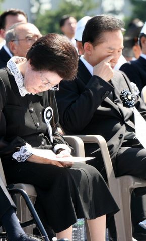 23일 국회에서 열린 고 김대중 전 대통령 국장 영결식에서 이명박 대통령과 이희호씨가 한승수 총리의 조사를 들으며 고인을 애도하고 있다. 연합뉴스 23일 국회에서 열린 고 김대중 전 대통령 국장 영결식에서 이명박 대통령과 이희호씨가 한승수 총리의 조사를 들으며 고인을 애도하고 있다. 연합뉴스