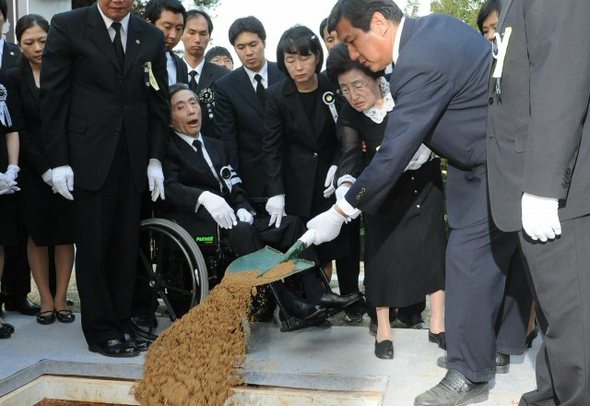 23일 오후 동작동 국립 현충원에서 열린 고김대중 전대통령 국장 안장식에서 이희호 여사 등 유가족이 허토를 하고 있다. 2009.8.23 (서울 사진공동취재단=연합뉴스)