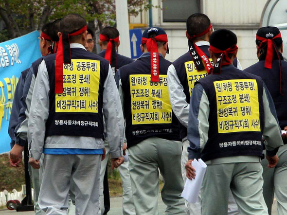갈등론적 견해에서 보면 모든 사회는 지배자와 피지배자, 가진 자와 못 가진 자 등 계급적 차이로 인한 분할이 존재하며 이로 인해 불평등을 가져온다. 사진은 생존권 투쟁에 나선 금속노조 쌍용자동차지부의 노조원들.  <한겨레> 자료사진