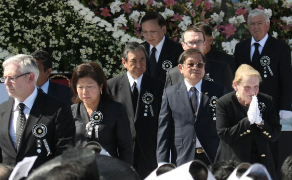 매들린 올브라이트 전 미국 국무장관(앞줄 맨 오른쪽), 고노 요헤이 전 일본 중의원 의장(왼쪽 셋째), 탕자쉬안 전 중국 국무위원(고노 전 의장 뒤) 등 세계 각국의 조문사절단이 23일 오후 국회에서 열린 김대중 전 대통령 국장 영결식에서 헌화·분향을 마친 뒤 자리로 돌아가고 있다. 김진수 기자 <A href="mailto:jsk@hani.co.kr">jsk@hani.co.kr</A>