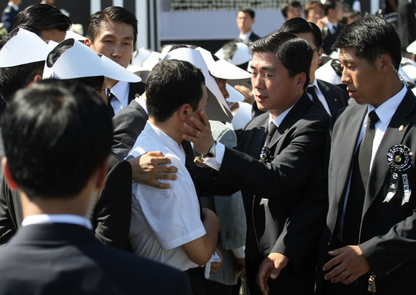 23일 김대중 전 대통령 국회 국장 영결식에 참가한 한 시민이 이명박 대통령을 향해 ‘위선자’라고 소리치다 경호원들에게 제지당하고 있다. 김진수 기자 <A href="mailto:jsk@hani.co.kr">jsk@hani.co.kr</A>