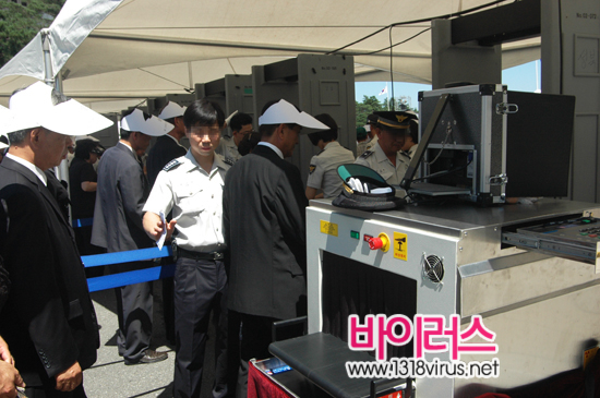 기자들도, 일일히 신분증을 확인하고, 비표를 받은 후에야 들어갈 수 있다. ⓒ 인터넷뉴스바이러스