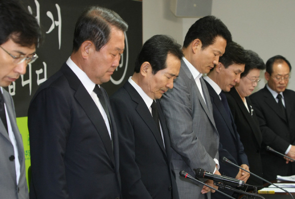 민주당 정세균 대표(왼쪽 셋째)와 최고위원들이 24일 오전 서울 여의도 당사에서 열린 최고위원회에서 김대중 전 대통령을 추모하는 묵념을 하고 있다. 김진수 기자 jsk@hani.co.kr