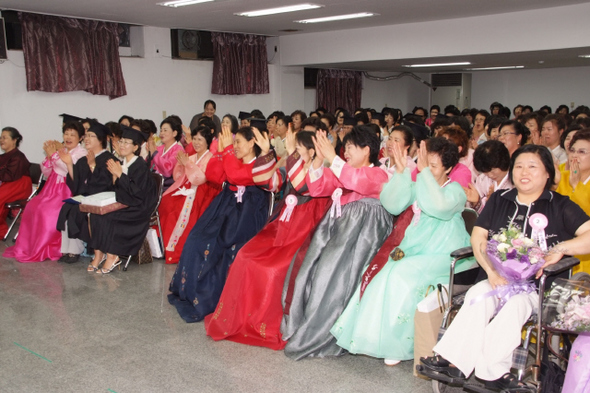 24일 오전 10시 서울 마포구 대흥동 양원주부학교에서 열린 졸업식에서 1년간의 수업을 마친 늦깎이 ‘아줌마 학생’ 243명이 졸업장을 받으며 서로 축하를 해주고 있다.