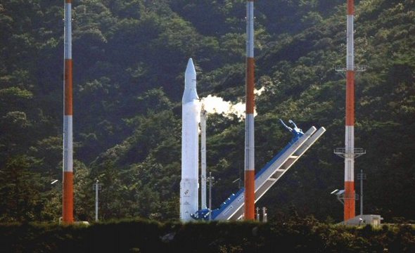 한국 첫 우주발사체 나로호(KSLV-I)가 25일 전남 고흥군 외나로도 나로우주센터에서 발사를 기다리고 있다. 사진은 나로호의 기립대가 분리되는 모습. 연합뉴스
