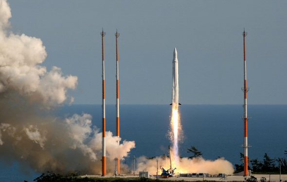 대한민국의 첫 우주발사체 나로호(KSLV-1)가 25일 오후 전남 고흥군 나로우주센터에서 하늘로 솟구치고 있다. 연합뉴스