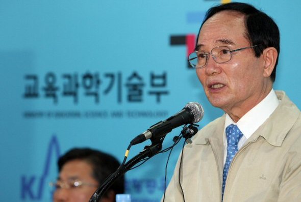 대한민국 첫 우주발사체 나로호(KSLV-I)가 25일 발사에 성공했으나 정상궤도 진입에 실패한 것으로 알려졌다. 교육과학기술부 안병만 장관은 이날 나로우주센터 브리핑에서 나로호와 과학기술위성 2호가 예정보다 36㎞ 높은 고도 342㎞에서 분리된 것으로 파악된다고 말했다. 연합뉴스