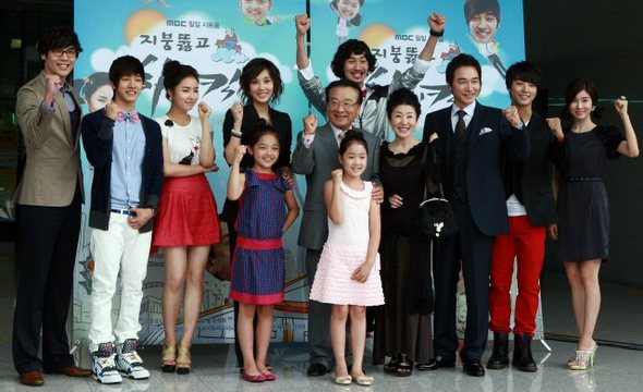 파이팅 하는 ‘지붕뚫고 하이킥’ 주역들 = 26일 오후 경기도 일산 MBC 드림센터에서 열린 MBC 새 일일시트콤 ‘지붕뚫고 하이킥’ 제작보고회에서 배우 윤시윤이 포즈를 취하고 있다. (연합뉴스) 파이팅 하는 ‘지붕뚫고 하이킥’ 주역들 = 26일 오후 경기도 일산 MBC 드림센터에서 열린 MBC 새 일일시트콤 ‘지붕뚫고 하이킥’ 제작보고회에서 배우 윤시윤이 포즈를 취하고 있다. (연합뉴스)