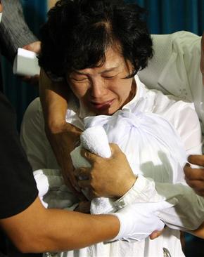 고 최진실씨의 어머니 정옥숙씨가 26일 경기 양평경찰서에서 딸의 유골을 안고 오열하고 있다. 양평/연합뉴스
