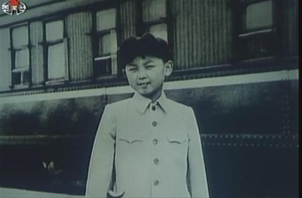 북한의 <조선중앙텔레비전>이 25일 방영한 김정일 국방위원장의 일대기를 그린 기록영화 <누리에 빛나는 선군태양>의 제1부 ‘조선을 빛내이리’에 소개된 김 위원장의 어린 시절 모습. 영화는 유아기부터 인민학교(우리의 초등학교)와 중·고교, 대학교 시절까지의 사진들을 순서대로 보여줬으나 사진에 대한 구체적인 설명은 하지 않아 촬영 연도 등은 불확실하다. 20대 중반에 김 위원장의 후계자로 내정된 셋째아들 김정운의 외모가 김 위원장을 매우 닮은 것으로 알려졌으나 공식적으로 공개된 김정운의 사진이 없어 직접 비교는 불가능하다. 김정일 위원장의 일대기로는 처음인 이 기록영화는 북한의 조선기록과학영화촬영소가 최근 제작한 것으로, 그가 어릴 때부터 자질과 능력이 출중했고 항상 아버지인 김일성 주석에게 충성했으며 10대 때부터 ‘선군’의 길을 걸었다고 선전하는 내용이다.  연합뉴스