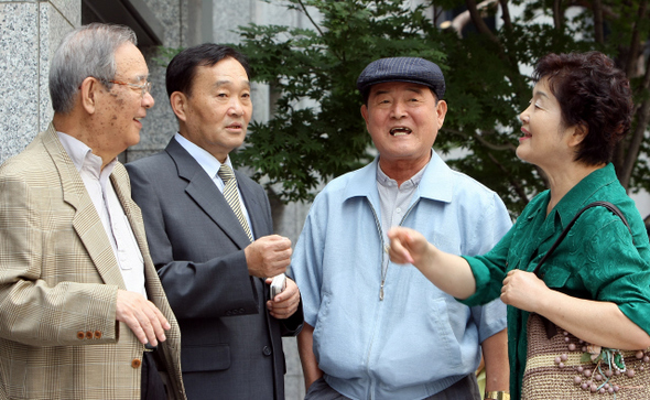  28일 열린 재심 재판에서 27년 만에 무죄를 선고받은 ‘송씨 일가 간첩단 사건’의 당사자 송기복(맨 오른쪽)씨 등이 변론을 맡은 법무법인 지평지성의 서울 남대문로 사무실 앞에서 밝은 표정으로 이야기를 나누고 있다. 왼쪽부터 송기복씨의 외삼촌 한용수씨, 동생 송기홍씨와 육촌 송기준씨. 
 이종근 기자 <A href="mailto:root2@hani.co.kr">root2@hani.co.kr</A>