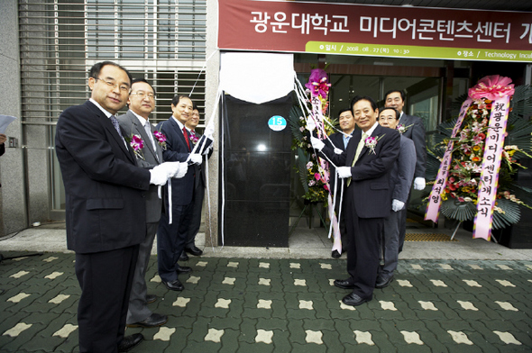 광운대학교는 29일 성북 테크놀로지 인큐베이팅 빌딩(TIB)에서 이상철 총장을 비롯한 학내외 관계자들이 참석한 가운데 학교기업 ‘광운 미디어콘텐츠센터’ 개소식을 개최했다. ‘광운 미디어콘텐츠센터’는 지난해 11월 설립되어 9개월 만에 독립한 첨단 스튜디오로써, 올해 3월에는 교육과학기술부에서 지원하는 학교기업 추가사업자 선정에서 최우수 성적을 받기도 했다.
