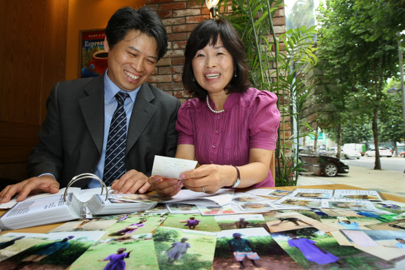 함영규 강혜숙 부부가 지난 26일 오전 서울 삼성동의 한 찻집에서 후원중인 어린이 100명의 사진을 살펴보며 이야기나누고 있다.  이정아 기자 leej@hani.co.kr