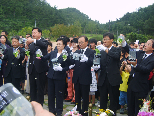 노무현 전 대통령 서거 100일째인 30일 경남 김해시 봉화산 정토원에서 노 전 대통령의 ‘100재’가 열렸다. 이날 100재에 참석한 참여정부 인사들은 노 전 대통령의 부활을 기원하는 뜻으로 고인의 묘소에 노란나비를 날렸다. 김해/최상원 기자 csw@hani.co.kr