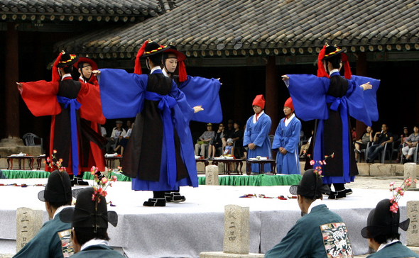  30일 오후 서울 종로구 창경궁 명정전에서 재현된 ‘조선시대 영조 오순 어연례’에서 참가자들이 검무를 추고 있다. 영조의 50살 생일잔치인 이번 행사에는 국왕, 왕세자, 문무관리 등 주요 배역을 시민공모를 통해 뽑힌 일반시민들이 맡았다. 9월 말까지 매주 일요일 열리는 이 행사에 참여하기를 원하는 시민들은 한국문화재보호재단에 문의하면 된다.  김명진 기자 littleprince@hani.co.kr