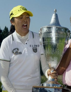 허미정이 생애 첫 LPGA 우승컵을 들고 기뻐하고 있다. AP/연합