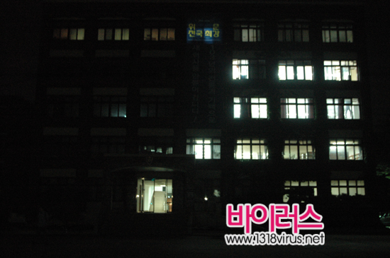 밤 10시가 넘도록 밝게 켜진 휘문고 본관(야자 진행 건물)  ⓒ 인터넷뉴스 바이러스