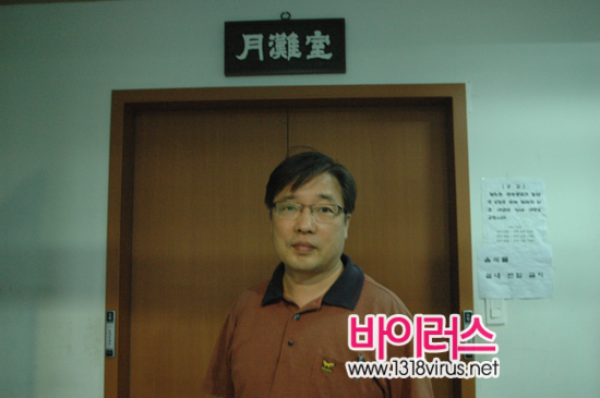 휘문고 학생들이 모두 들어가 보고 싶어 하는 월탄관 책임교사 정광수 선생님  ⓒ 인터넷뉴스 바이러스