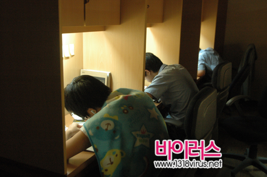 휘문고 야간자율학습에서 공부에 몰두하고 있는 학생 (1)  ⓒ 인터넷뉴스 바이러스