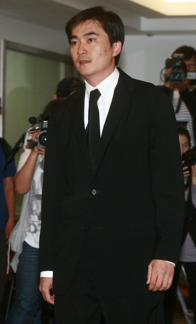 1일 오후 배우 고 장진영의 빈소가 마련된 풍납동 현대아산병원에 배우 김석훈이 조문을 위해 들어서고 있다. 2009.9.1 (서울=연합뉴스)