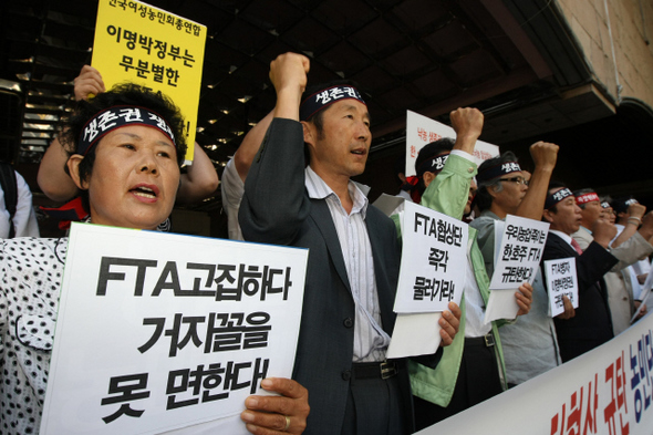 농민연합과 축산관련단체협의회 회원들이 1일 오전 한-호주 자유무역협정(FTA) 제2차협상이 열리고 있는 서울 소공동 롯데호텔 앞에서 ‘맹목적인 자유무역협정 추진이 공산품 등 수출업종과 농업 등 취약업종의 양극화를 극대화한다’고 주장하고 있다.  이정아 기자 leej@hani.co.kr