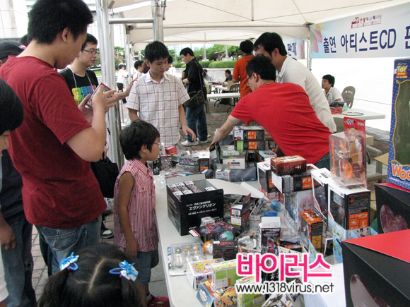 애니메이션 관련 상품 판매장에도 공연의 열기는 여전했다.  ⓒ 인터넷뉴스 바이러스 성상민