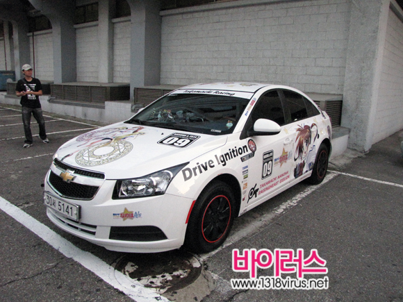 공연장 주변 주차장에 「마법소녀 리리칼 나노하」의 캐릭터로 장식한 시보레 자동차가 많은 관람객들의 흥미를 자극했다.  ⓒ 인터넷뉴스 바이러스 성상민