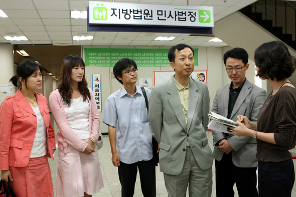 금성출판사가 펴낸 고등학교 ＜한국 근현대사＞ 교과서 저자 중 한 명인 김한종 한국교원대 교수(오른쪽 셋째)가 2일 오전 서울 서초동 서울중앙지법에서 일부 승소 판결을 받은 뒤 취재진의 질문에 답하고 있다.  이정아 기자 <A href="mailto:leej@hani.co.kr">leej@hani.co.kr</A>
