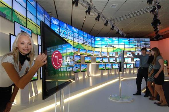4일부터 9일까지 독일 베를린에서 열리는 유럽 최대 가전전시회 ‘IFA 2009’에 차려진 엘지전자 전시관에서 관람객들이 텔레비전 화면과 테두리의 경계를 없앤 ‘보더리스 엘시디 텔레비전’을 살펴보고 있다.  연합뉴스