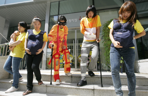 ‘2009 성북 복지·봉사 한마당’ 행사가 열린 3일 오후 서울 성북구청 앞마당에서 대학생들이 아기 엄마, 임신부, 할머니, 장애인(왼쪽부터) 차림으로 계단을 내려오는 체험을 하고 있다. 성북구청이 주관하는 이 행사에는 각 지역 복지관과 복지기관, 자원봉사단체, 대학교 등 40여 개 기관이 참여했다.  이종찬 선임기자 <A href="mailto:rhee@hani.co.kr">rhee@hani.co.kr</A>