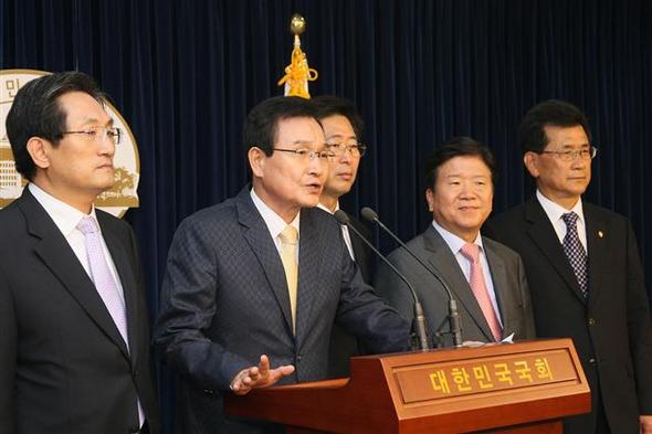 민주당 소속 충청권 의원들이 4일 오전 국회에서 정운찬 총리 후보자의 세종시 관련 발언과 관련해 ‘세종시를 원안대로 추진할 것’을 촉구하고 있다. 왼쪽부터 노영민·변재일·양승조·박병석·이시종 의원.  연합뉴스