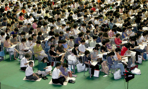  ‘2010 대입 수시 대비 학부모 진학설명회’가 열린 4일 오후 서울 송파구 잠실학생체육관에서 미처 자리를 잡지 못한 수험생 아버지들(앞쪽 앉은 이들)이 바닥에 앉은 채 수시 지원 전략에 대한 특강을 듣고 있다.  이종근 기자 root2@hani.co.kr