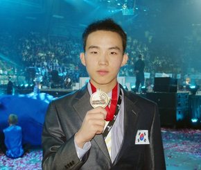 캐나다에서 열린 '제40회 국제기능올림픽대회' 공업전자기기 직종에서 금메달을 딴 경남 진주 공군교육사령부 허영환(19.정보통신특기) 하사가 금메달을 들어 보이고 있다. (진주=연합뉴스)