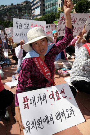 8일 오전 경기 광명시청 앞에서 열린 광명재래시장 재개발 반대 집회에서 참가상인들이 재개발 반대 연설을 듣고 있다. 광명/김태형 기자 xogud555@hani.co.kr