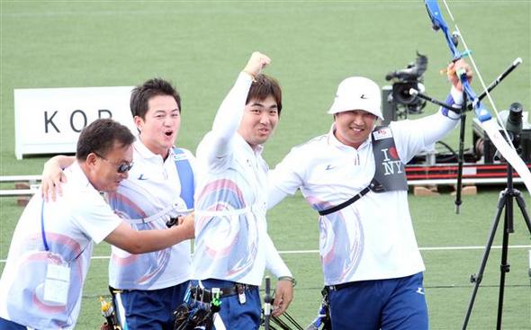 양궁대표팀의 이문수 코치와 이창환, 임동현, 오진혁(왼쪽부터)이 8일 열린 세계양궁대회 리커브 단체전 결승에서 금메달을 차지한 뒤 환호하고 있다. 울산/연합뉴스