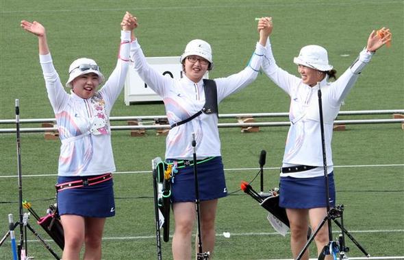 여자대표팀의 윤옥희, 곽예지, 주현정(왼쪽부터)도 8일 리커브 단체전에서 일본팀을 누르고 금메달을 땄다. 울산/연합뉴스